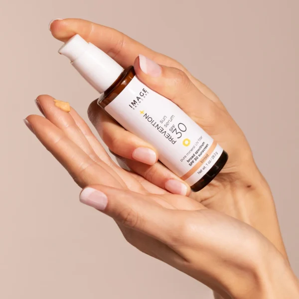 PREVENTION+ Mitrinošs tonēts serums SPF 30